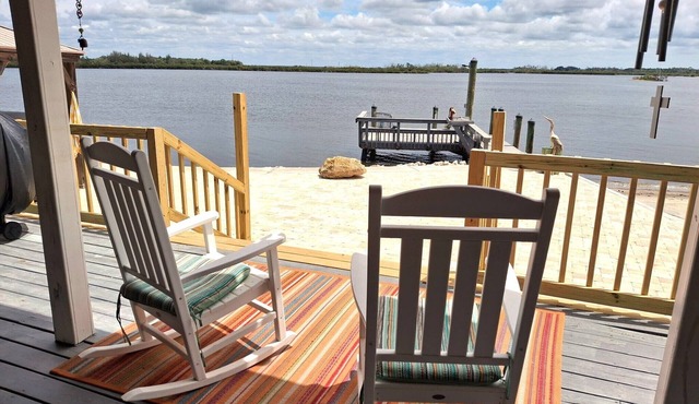 Cozy Riverfront Retreat in Ozello with hot tub, private dock and amazing views