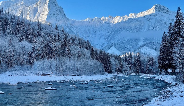 Cozy Riverside Ski Cabin with Hot Tub, Epic Views, near 12 Nat. Forest Hikes!