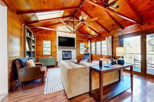 Cozy Riverview Cabin