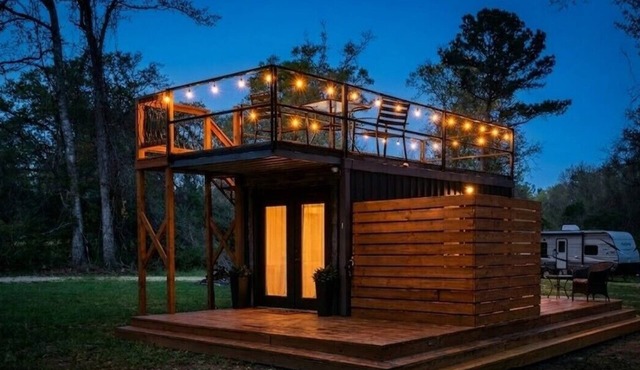 Cozy Rooftop Container Hot Tub 13 min to Franklinton and 19 min the State Park