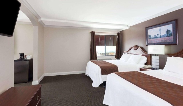 Cozy Room Near LA's Top Attractions: Perfect for Exploring & Enjoying Downtown