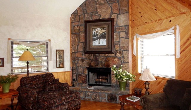 Cozy Rustic Cabin with Hot-tub and Swimming Pool in Mount Ida, Arkansas