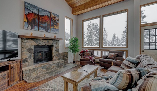 Cozy Rustic Condo minutes from Big Sky Resort & Town Center! Hot Tub & Sauna!