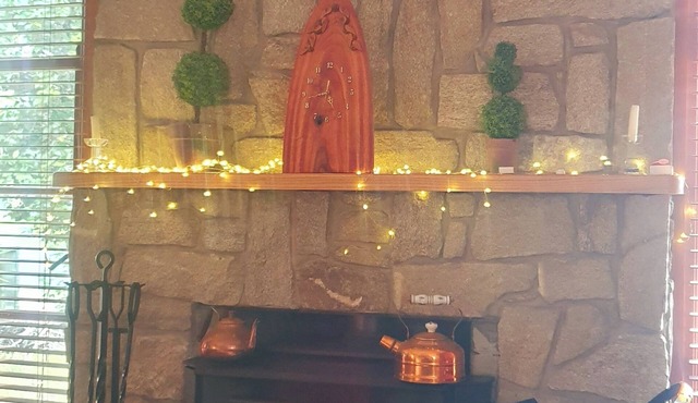 Cozy rustic cottage central to Mt Beauty.Stone fireplace,off street parking .