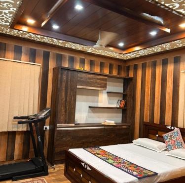 Cozy Rustic Elegant! Wood-Panelled Private Retreat