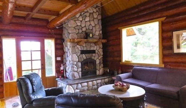 Cozy Rustic Log Home Living With Wood Fireplace And Hot Tub