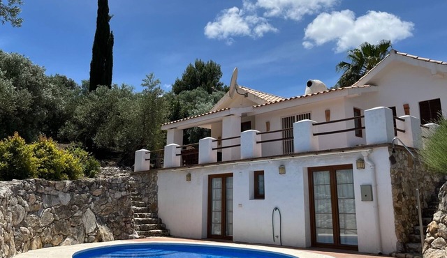 Cozy rustic mountain villa: private pool, stunning views, sleeps 6