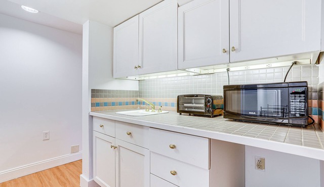 Cozy Seattle Studio: 2 Mi to Downtown!