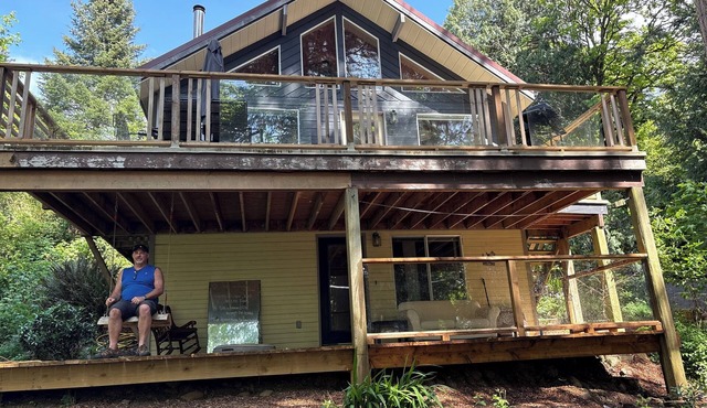 Cozy, secluded 3 bedroom ,2 bathroom home. Where the sea and forest meet
