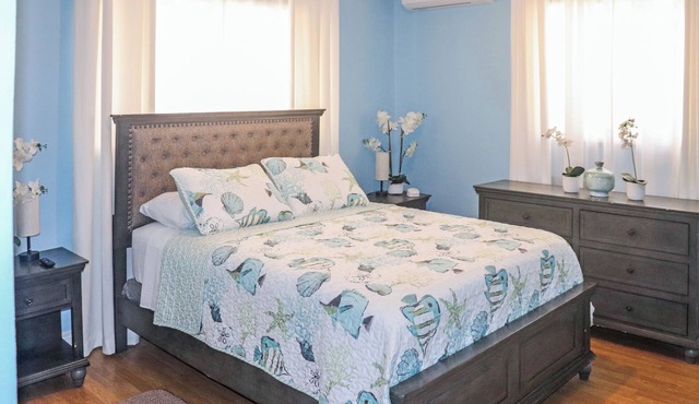 Cozy secluded centrally located 2 bedroom in Freeport with a private pool