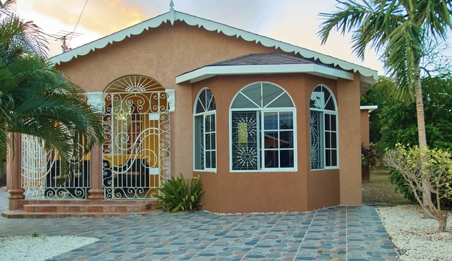 Cozy & Secure 2BR Old Harbour Retreat: All the Comforts of Your Own Home
