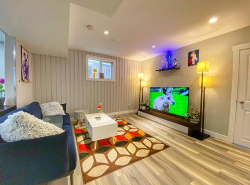 Cozy shared queen bdrm near downtown with private yard - not entire suite