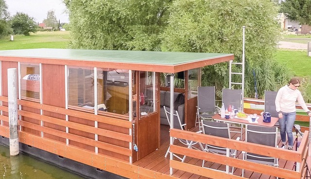 Cozy ship in Neustrelitz with WiFi