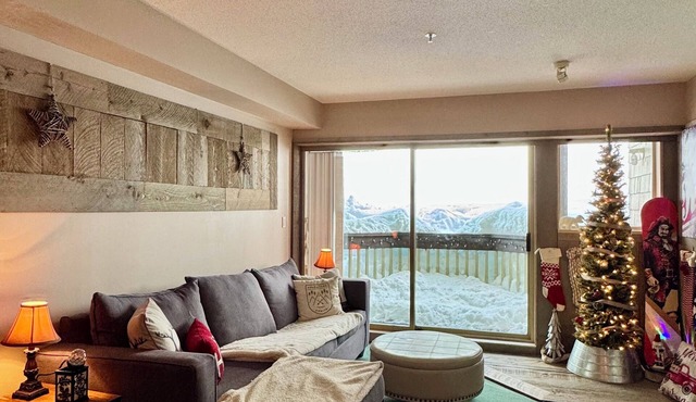 Cozy Ski-In/Ski-Out on Mt. Washington w/Hot Tub & Underground Parking