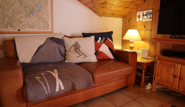 Cozy Ski Loft next to Gondola Hiking Biking Lake Family Friendly Sleeps 10