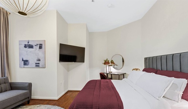 Cozy & Sleek King Studio in Historic Mt. Vernon