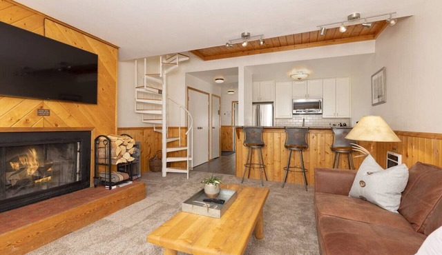 Cozy Slope-Side 2 Bedroom, Walk to Chairlifts!
