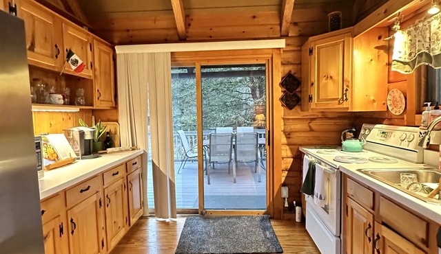 Cozy small cabin in the heart of the Catskills. Close to ski lodges and hiking!