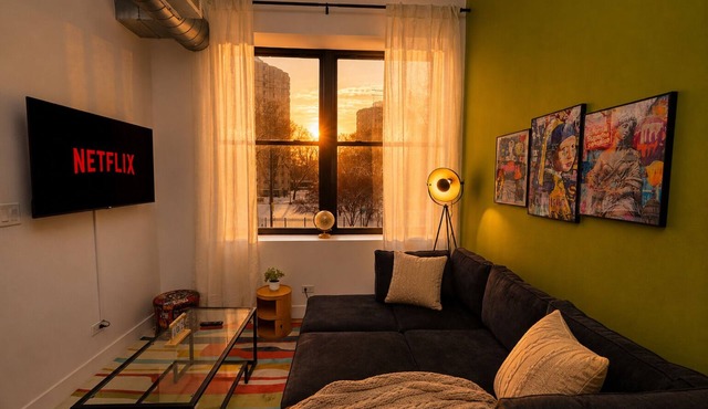 Cozy smoking Suite Downtown McCormick Lakefront