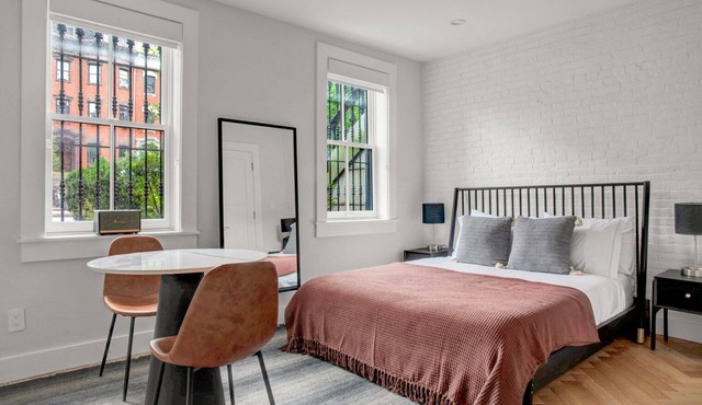 Cozy South End Studio near T, Shops + Dining, by Blueground