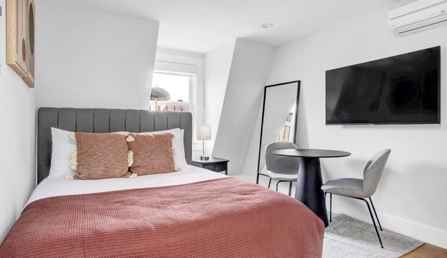 Cozy South End Studio near T, Shops + Dining, by Blueground