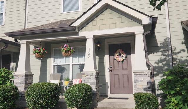 Cozy Southern Retreat Walkable to Geodis Park + Close to Downtown + Free Parking