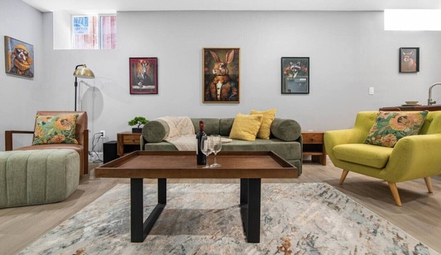 Cozy Spacious 2BR Suite with Parking & Wi-Fi