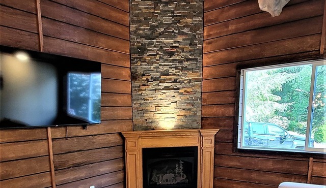 Cozy Spacious 3 Bedroom Cabin in a Country Setting!