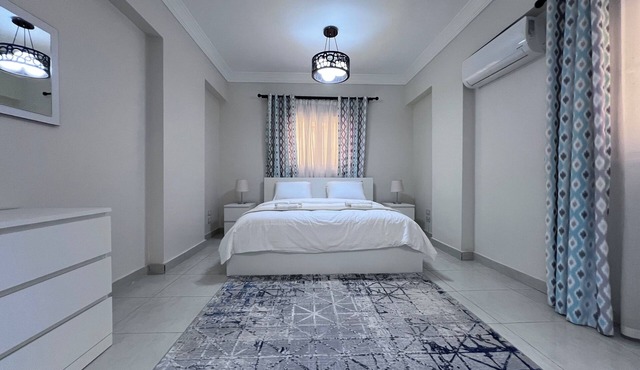 Cozy Spacious 3BR Apt - King Beds - with AC & WiFi in fantastic New Cairo