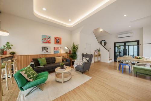 Cozy Spacious 4BR Villa, 12pax, 200m BTS PhraKhanong, 10min ThongLo, Fast 500mbps Wifi