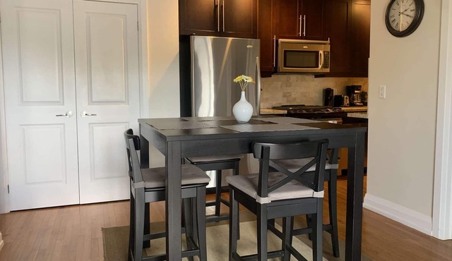 Cozy & Spacious Comfortable Loft Suite + Free Parking
