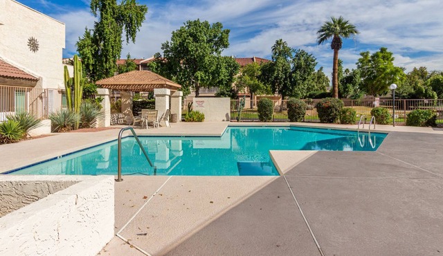 ⭐️⭐️⭐️⭐️⭐️, Cozy- Spacious, Ground Level, 2BR/2BA Condo. Points West Condos
