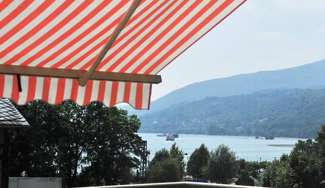 Cozy Spacious Holiday Apartment with Large Balcony, Rhine View, and Piano