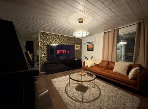 Cozy & Spacious House with Sauna & Free Parking
