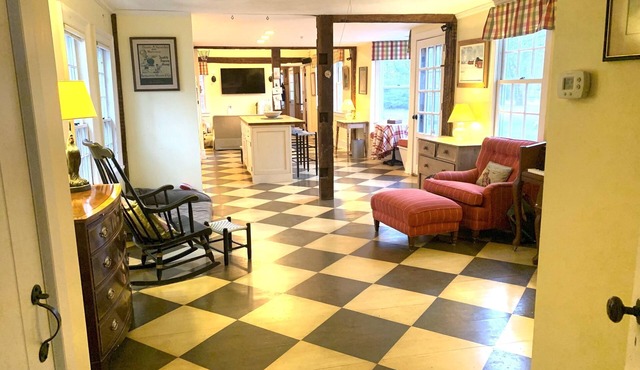 Cozy, spacious, New England Farmhouse close to Hotchkiss School & Lime Rock