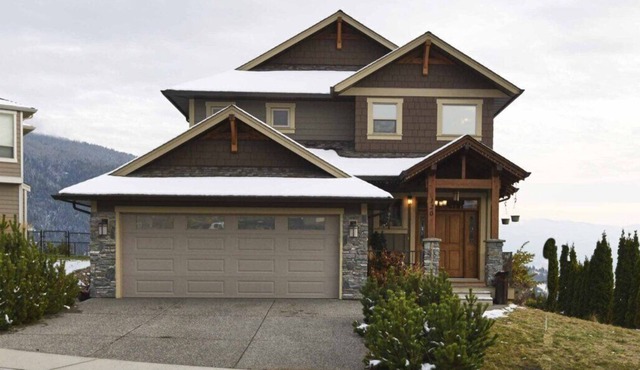 Cozy,spacious, open concept,3 bedroom, extra bonus family room with 2 bunkbeds