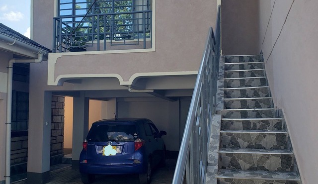 Cozy, spacious studio 100metres from Meru-maua highway. Only 3km from town.