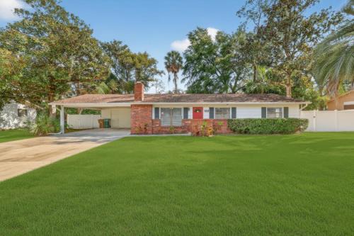 Cozy Stay Ocala, King Bed, Fenced yard, WIFI, Near WEC & Historic Downtown, Dogs Ok