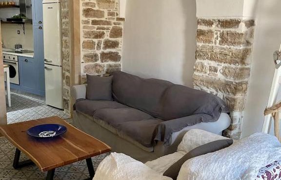 Cozy stone built apartment in Nénita!