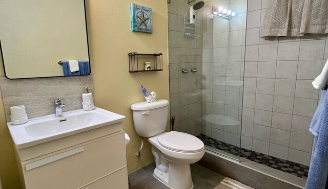 Cozy studio with WiFi, AC, kitchen in tranquil Cedar Valley Gardens