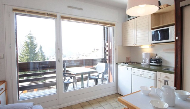 Cozy Studio for 4, Ski-In/Ski-Out, Balcony with Village Views
