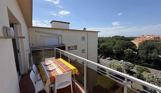 Cozy Studio Alcove, 300m from Beach, Balcony, Private Parking, Sleeps 3