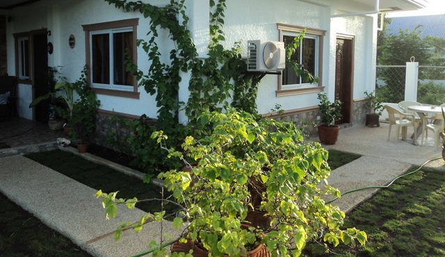 Cozy studio apartment with pool, located at Libaong near beach
