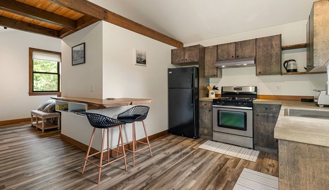 Cozy Studio Apartment Maple Falls, EV Charging, Hot Tub