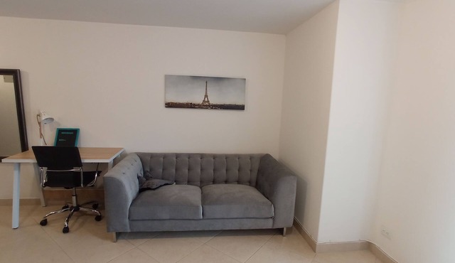 Cozy studio apartment two blocks from La Floresta Park.