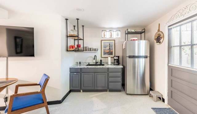 Cozy Studio Apt. 1 Mile from Casino