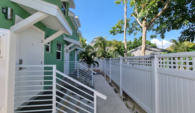Cozy Studio - Centrally located in Grand Cayman, near beaches and restaurants.