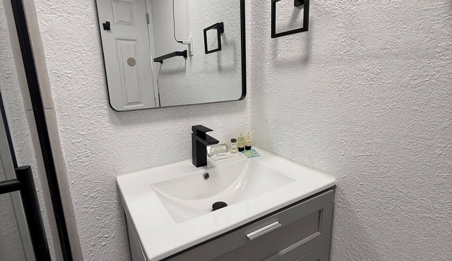 Cozy studio, centrally located, WiFi, free parking, pet friendly