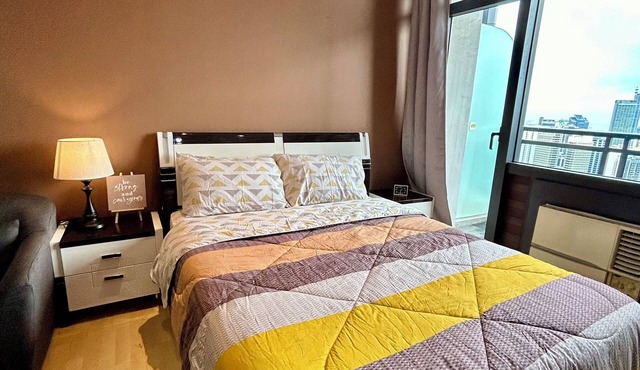 Cozy Studio Condo with AC, WiFi in Central Makati