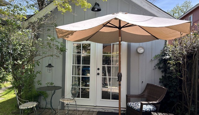 Cozy Studio Cottage in Old Downtown Petaluma
